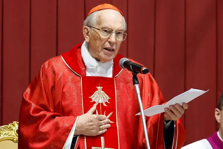 El cardenal decano expresa su deseo de una fumata blanca ya en la tarde del jueves
