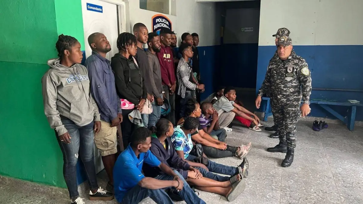 Detienen a 18 nacionales haitianos y a un dominicano durante operativo policial en Imbert
