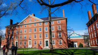 Jueza bloquea temporalmente revocaci&oacute;n de permiso para matricular extranjeros de Harvard