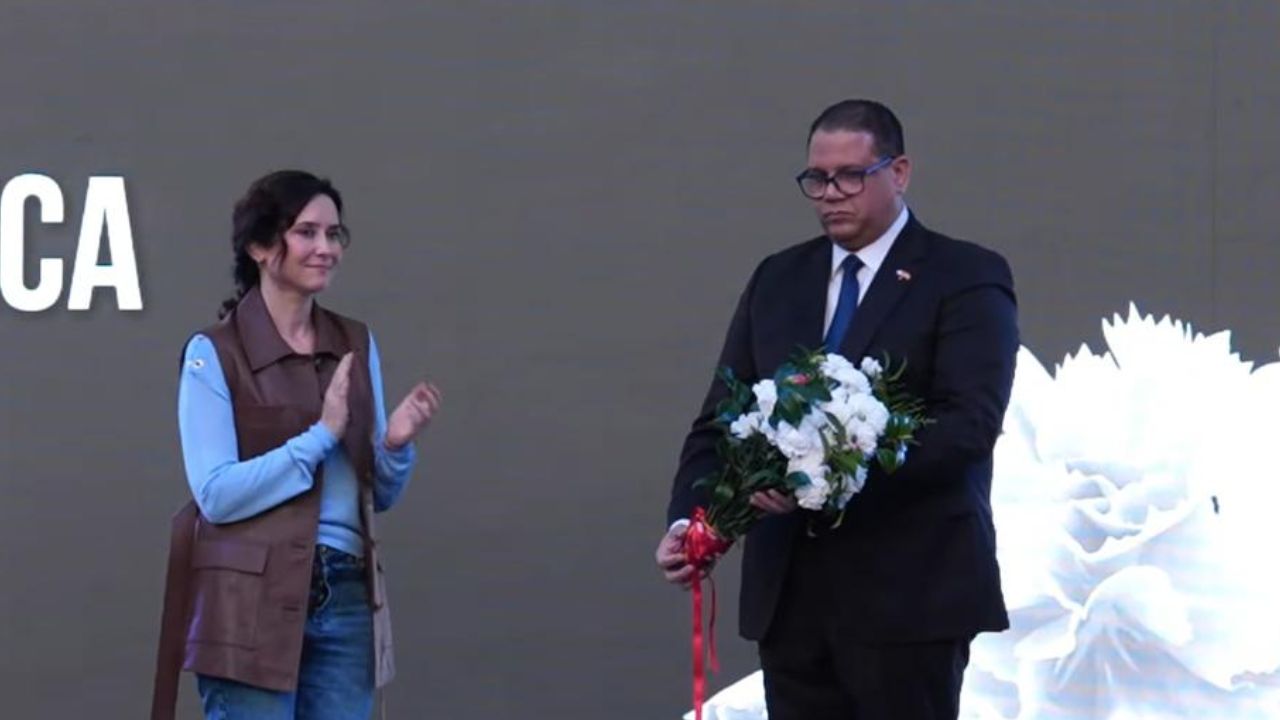 Ceremonia entrega ramo flores destacada