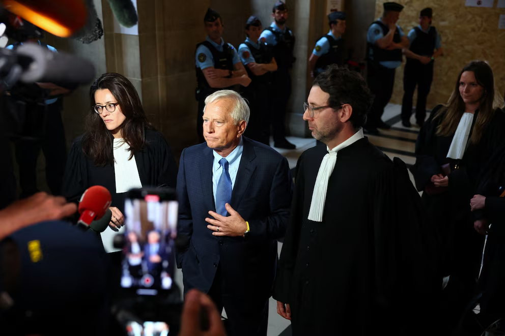 Abogado hablando con periodistas en juzgado