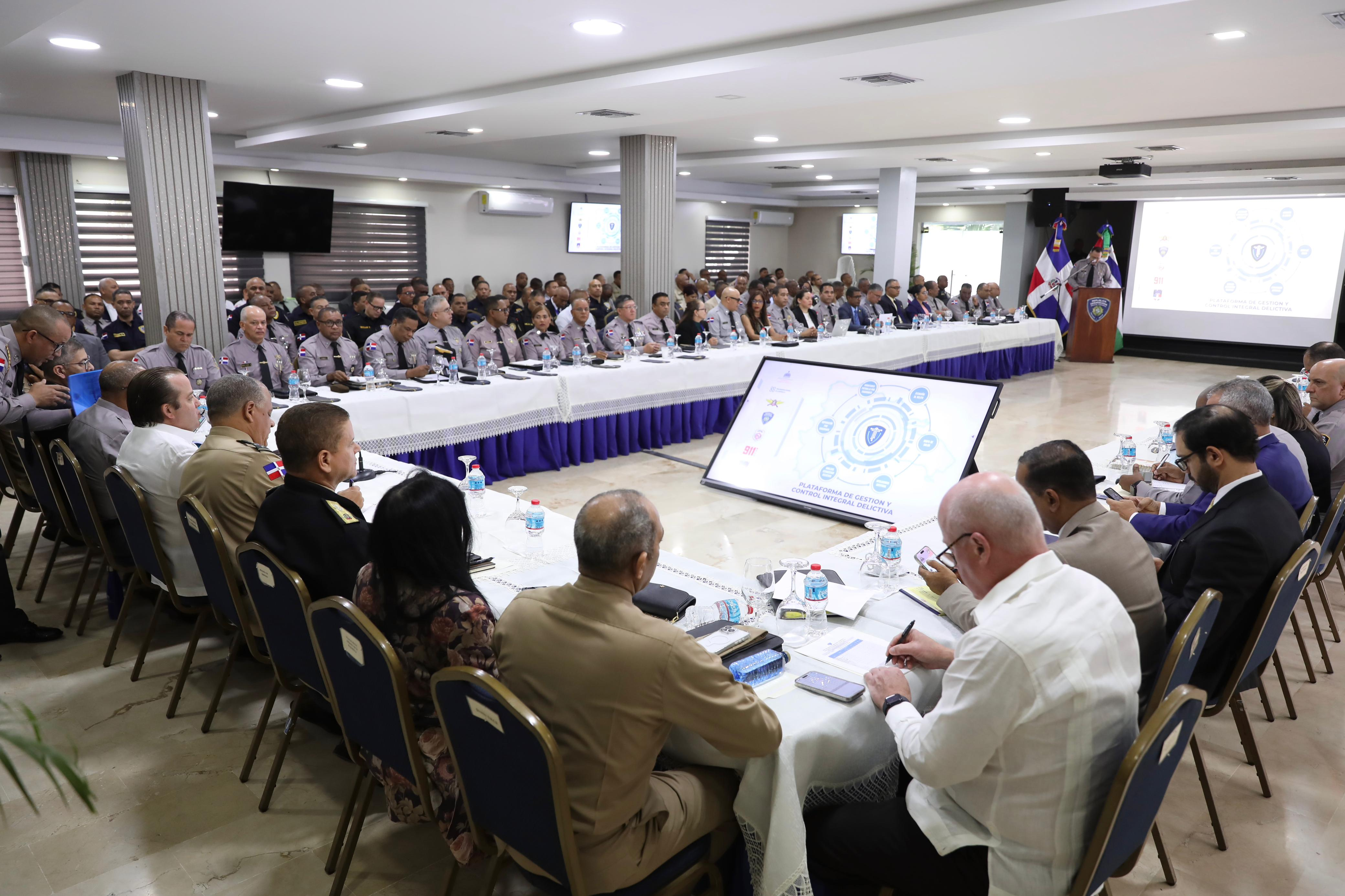 Reunión de oficiales en sala de conferencias.