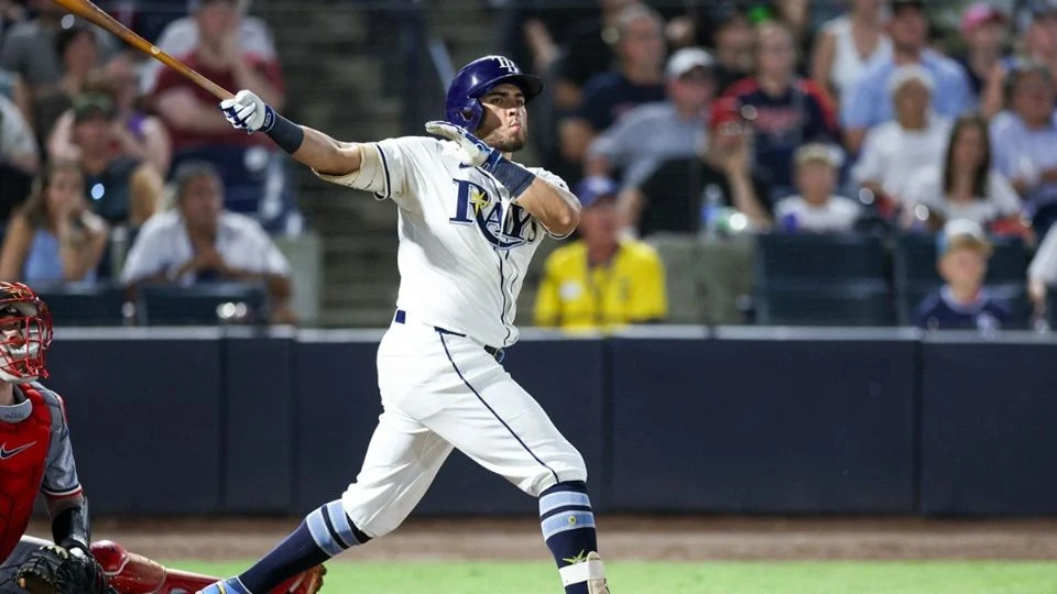Jugador de béisbol bateando en el campo