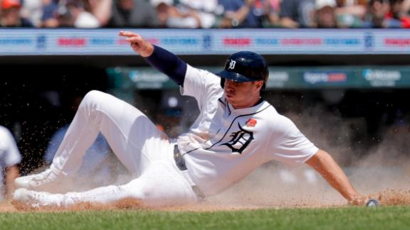 Jugador de béisbol deslizándose en base.