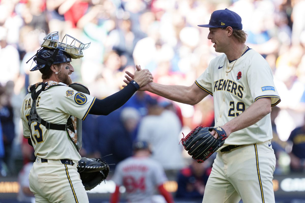 Jugadores de béisbol celebrando en el campo.