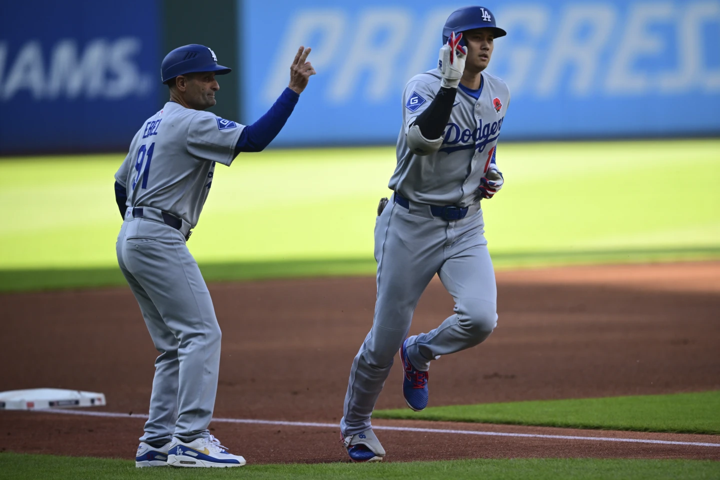 Jugadores de béisbol corriendo en el campo.