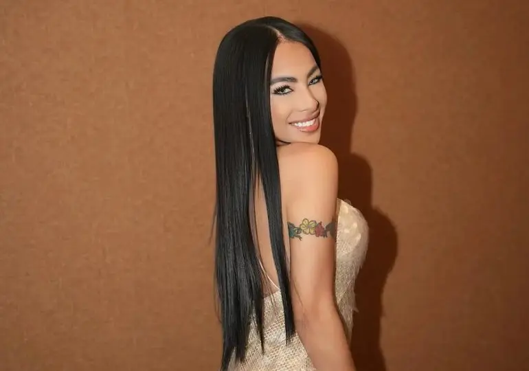 Yailin tuvo una complicación con su pie durante presentación en los Premios Heat