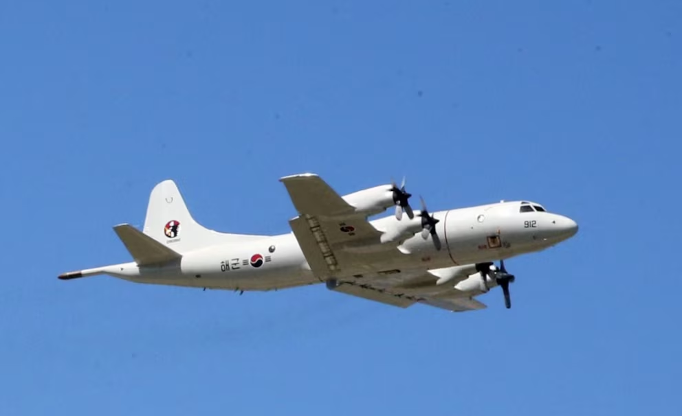 Avión militar volando en cielo despejado