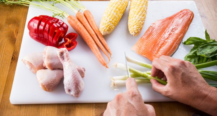 Preparando ingredientes frescos sobre tabla de cortar.