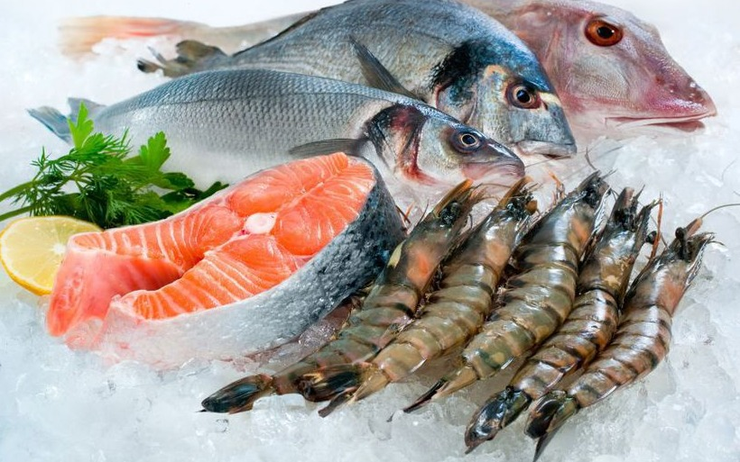 Pescado y mariscos frescos sobre hielo