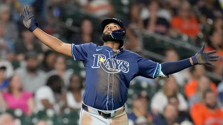 Jugador de béisbol celebrando en el campo