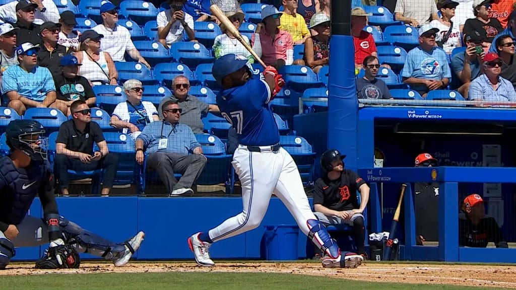 Jugador de béisbol bateando en partido.