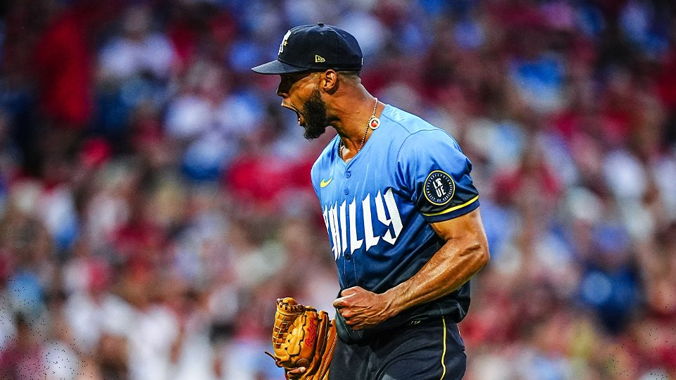 Jugador de béisbol celebrando en campo de juego