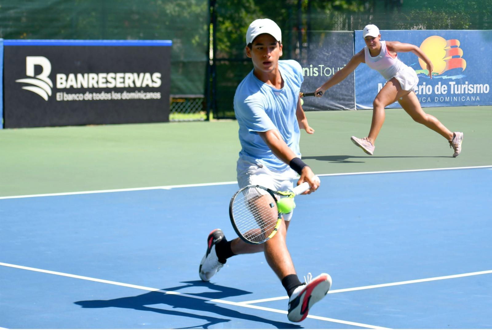 Jugadores de tenis en acción en cancha.