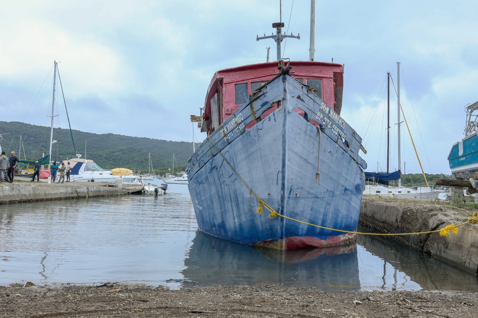 Barco azul atracado en puerto tranquilo