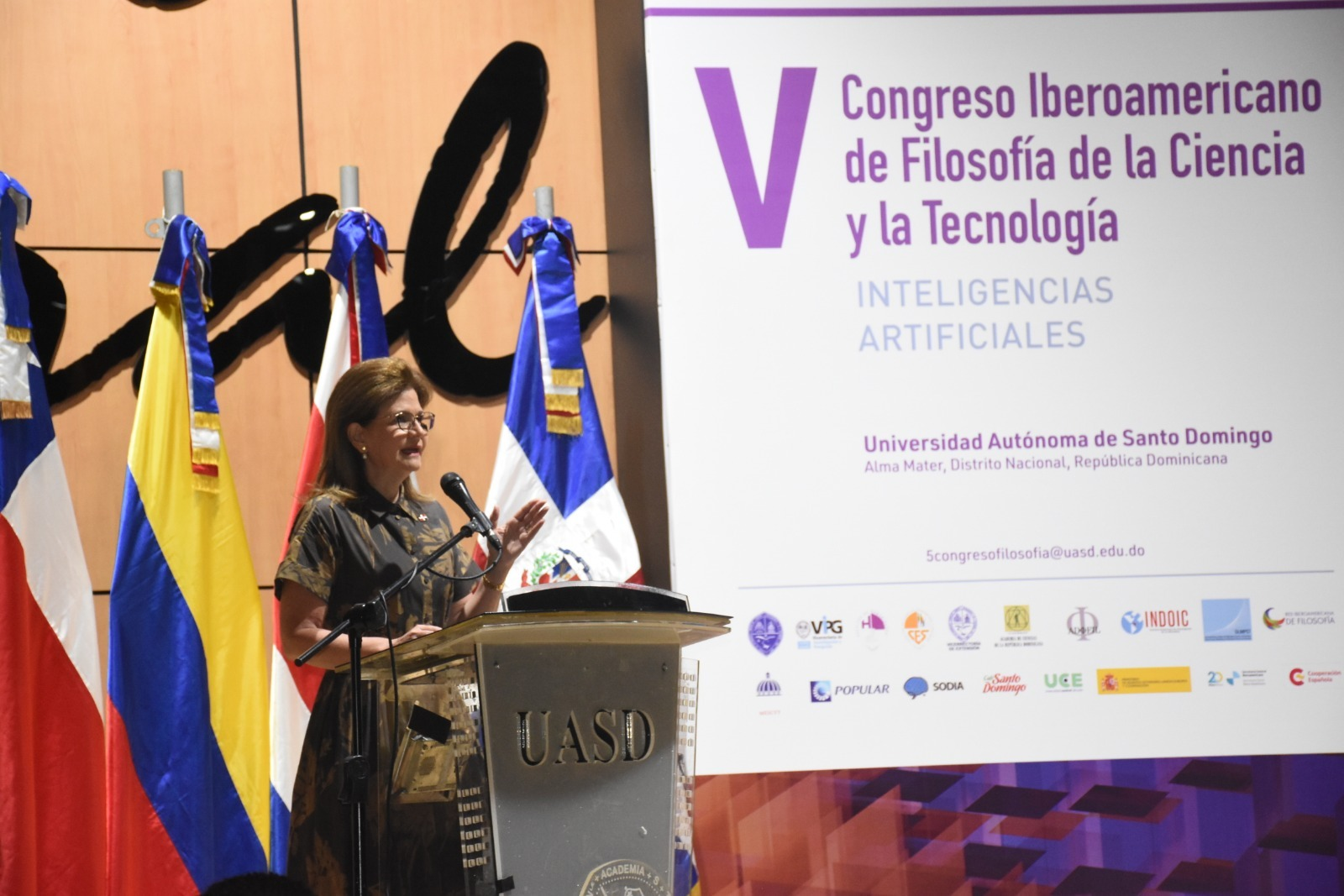 Conferencia en congreso de filosofía y tecnología.