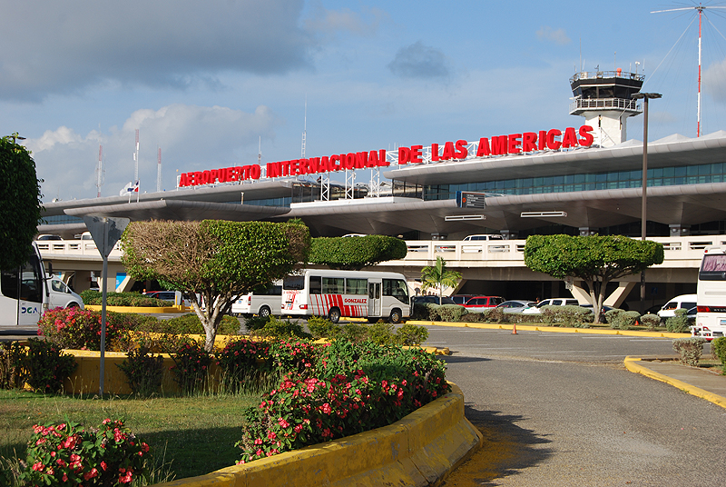 Fachada del Aeropuerto Internacional Las Américas