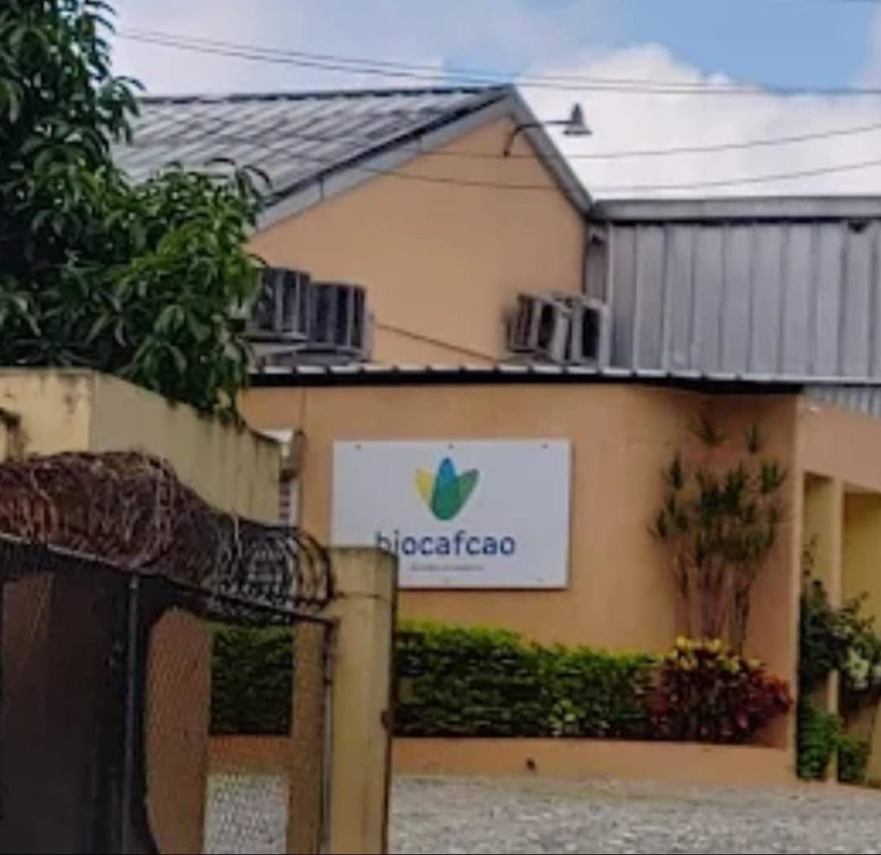 Edificio con letrero de biocafcao visible