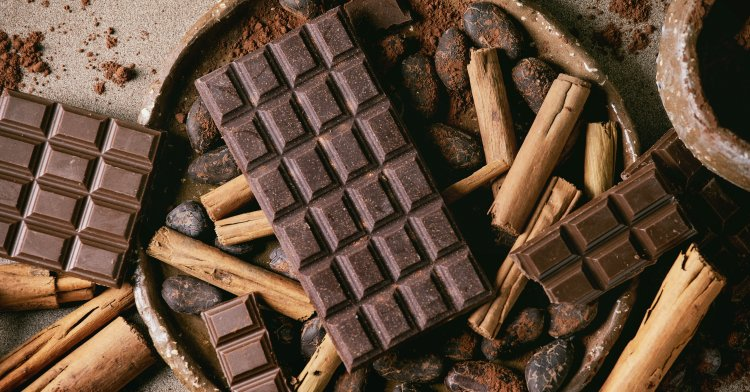 Tableta de chocolate sobre canela y cacao