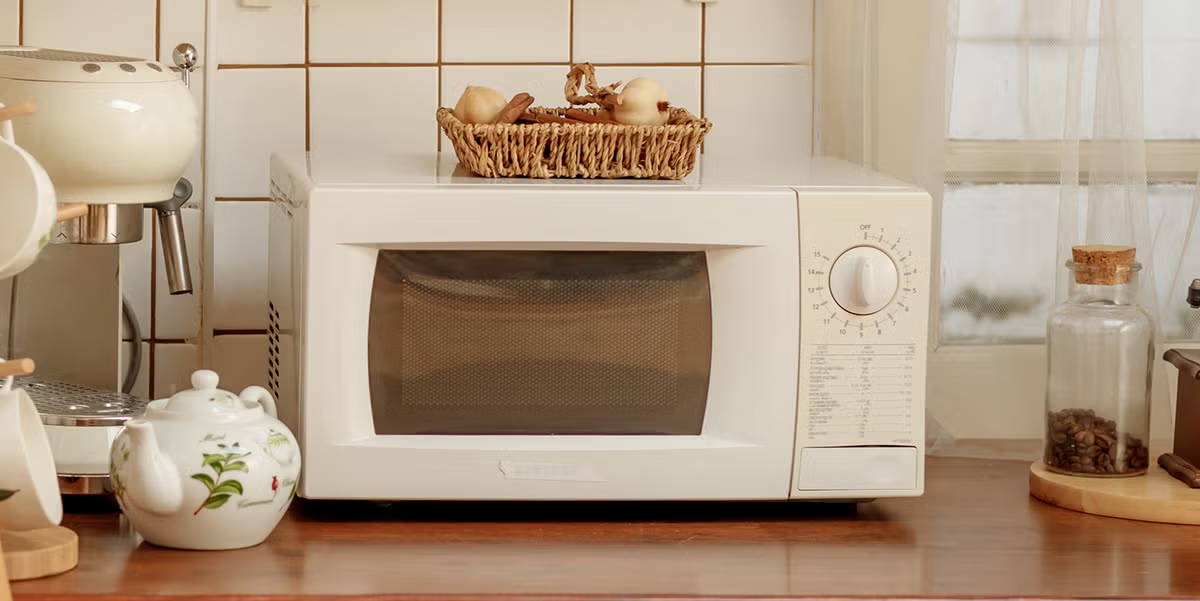 Microondas blanco en cocina clásica