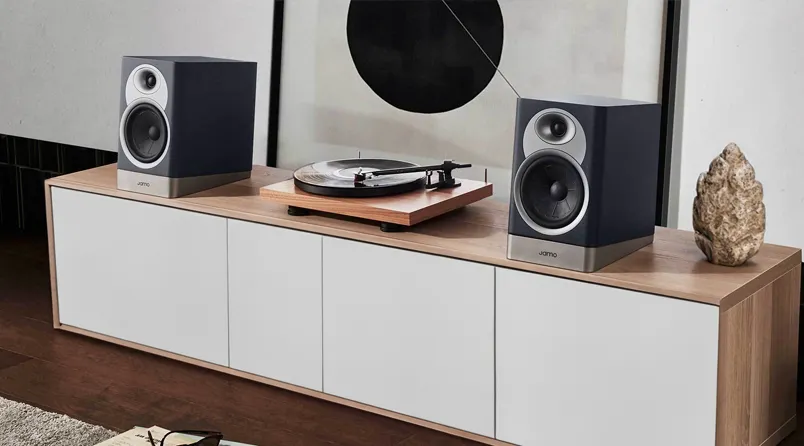 Altavoces y tocadiscos sobre mueble moderno