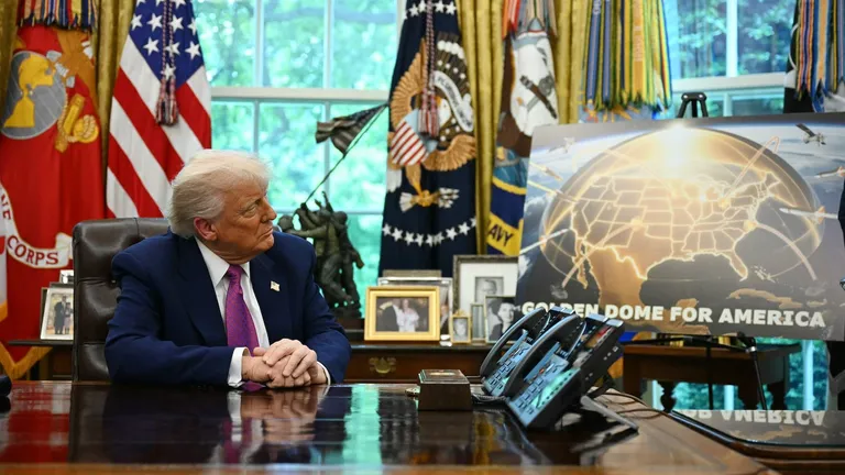 Hombre en oficina presidencial frente a mapa iluminado.