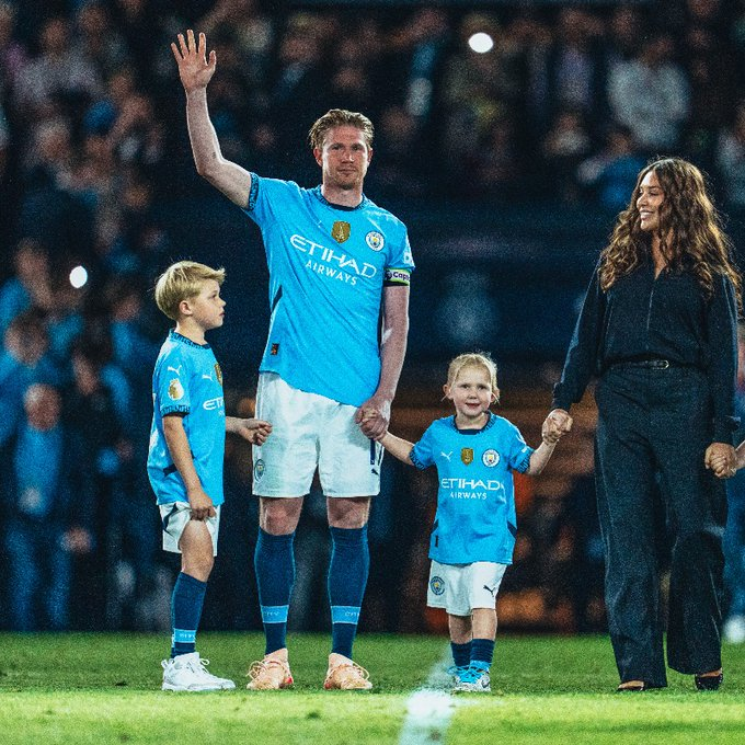 Futbolista con familia en el campo.