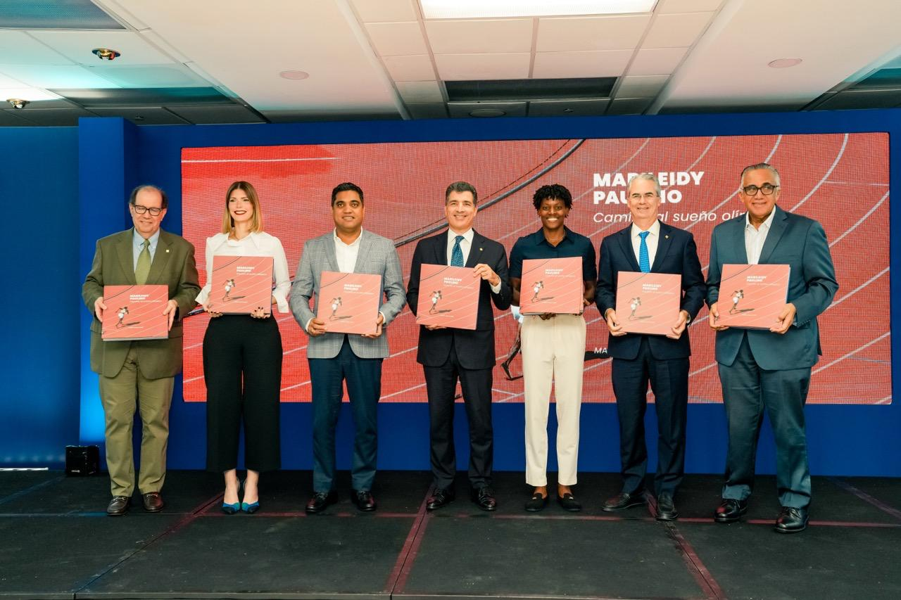 Grupo de personas en presentación de libro.