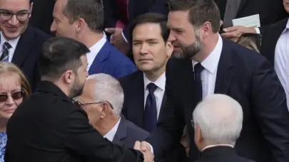 Vance se reúne con Zelenski en Roma tras la misa de inicio del papado de León XIV