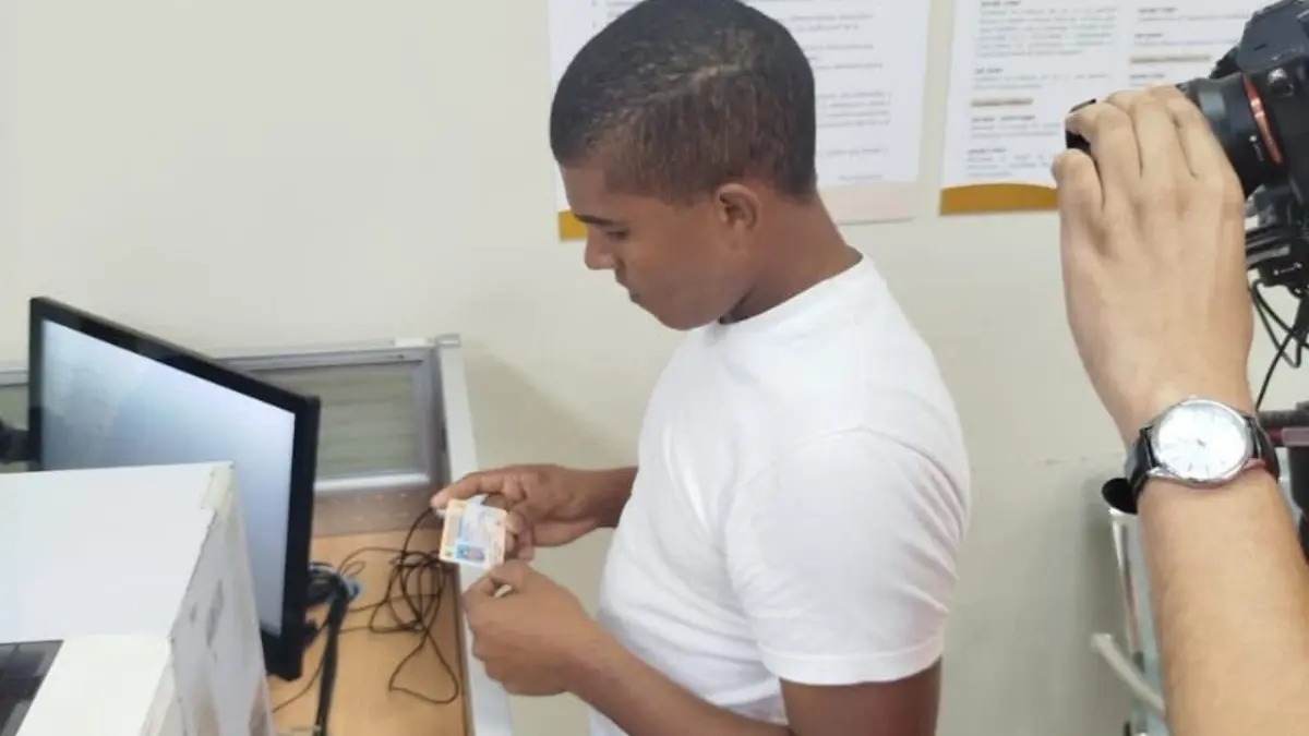 Joven recibe su cédula tras casi una década de espera por error en su acta de nacimiento