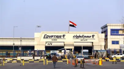 Una turista kazaja muere al caerle encima una valla publicitaria en un aeropuerto egipcio