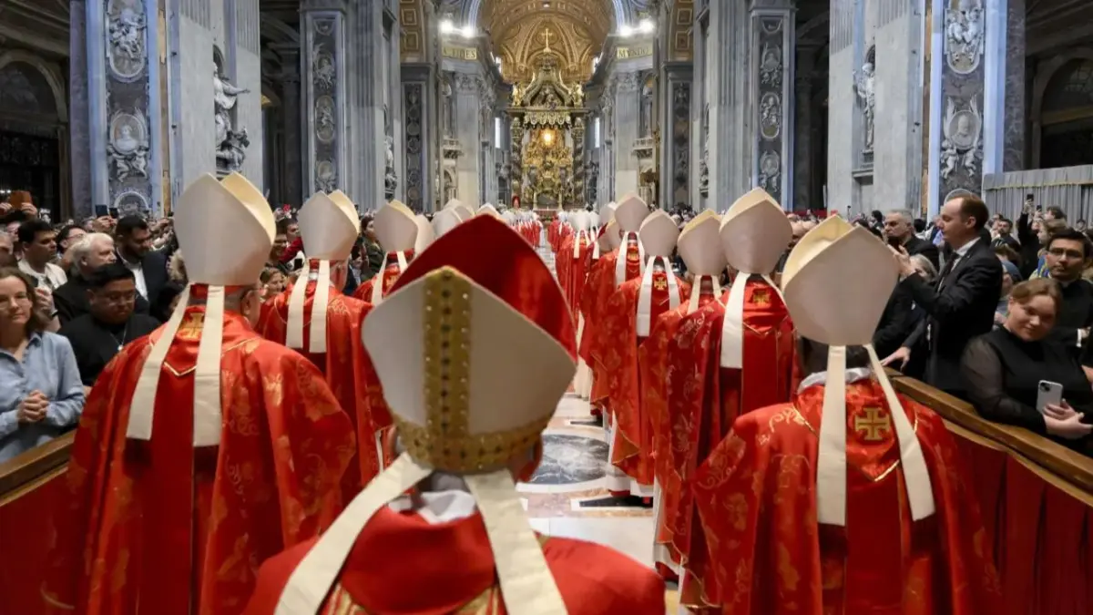 La Constitución vaticana y los ritos del cónclave, en la mesa de los cardenales