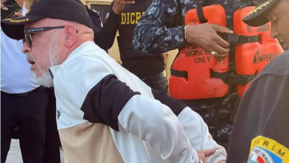 Imponen a Ángel Martínez impedimento de salida y presentación periódica