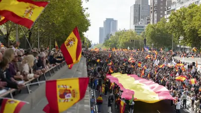 Miles de personas protestan contra Sánchez en Madrid y piden elecciones anticipadas