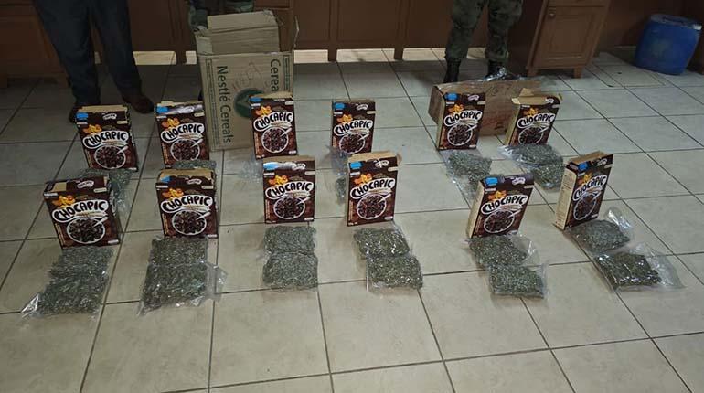 Cajas de cereal con paquetes sospechosos en el suelo.