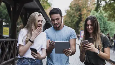 Millennials, los más confiados y los más vulnerables: 60 % ha sido víctima de engaños en línea
