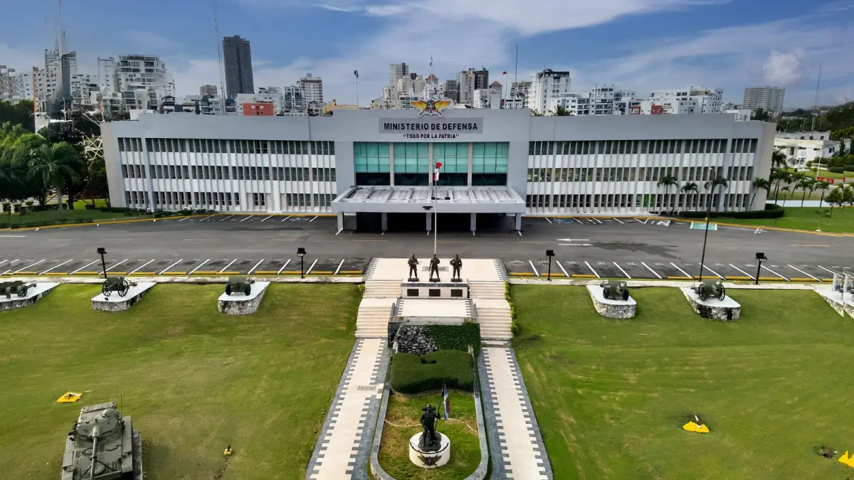 Ministerio de Defensa prohíbe presencia de militares armados en negocios de venta de alcohol