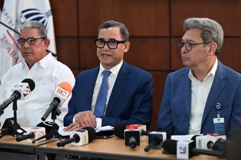 Ministro de Trabajo informa que 8 de 9 empresas inspeccionadas violan el 80-20