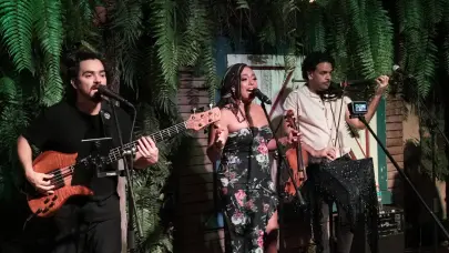 Mireya encanta en Casa de Teatro, con sus acordes y letras de “Guerrera”