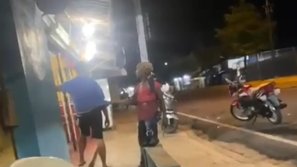 Mujer amenaza con cuchillo a hombre por 200 pesos en Monte Plata