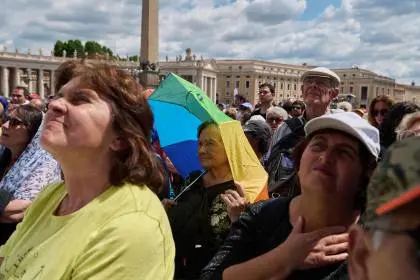 Una multitud emocionada da la bienvenida al nuevo pontificado de León XIV