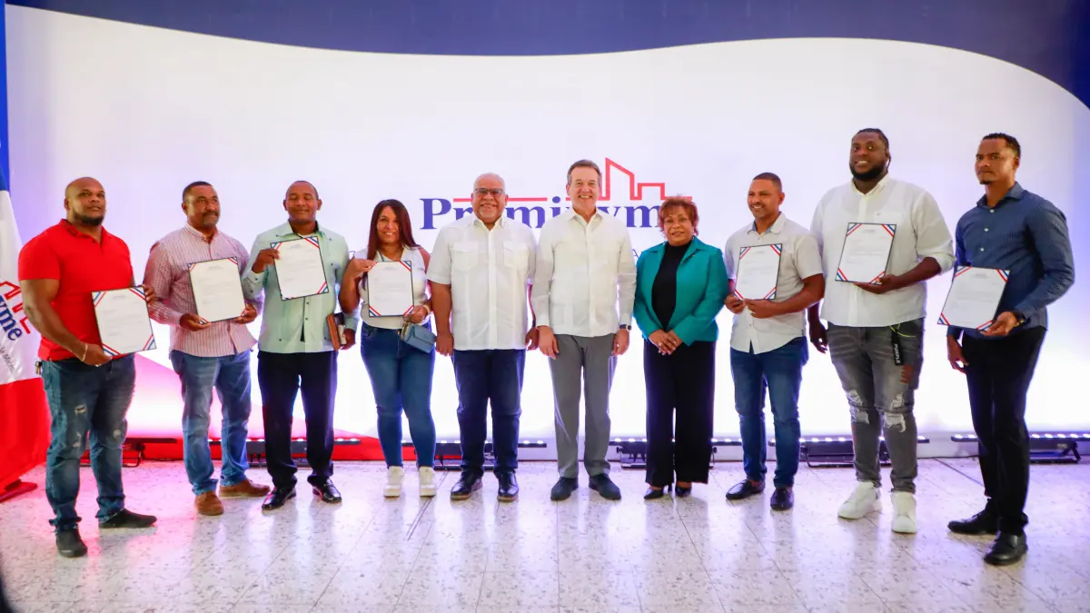 Gobierno entrega RD$90 millones en créditos a 500 microempresarios de Pedro Brand