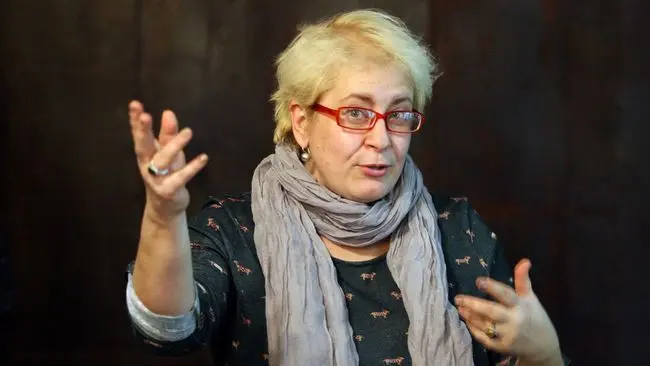 Una periodista rusa logra exiliarse en París con ayuda de la ONG