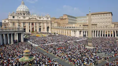 Fieles y curiosos empiezan a llegar al Vaticano a la espera de la primera fumata