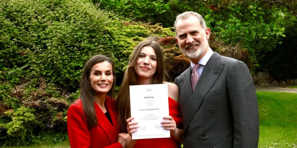 La infanta Sofía se gradúa en Gales arropada por los reyes Felipe y Letizia