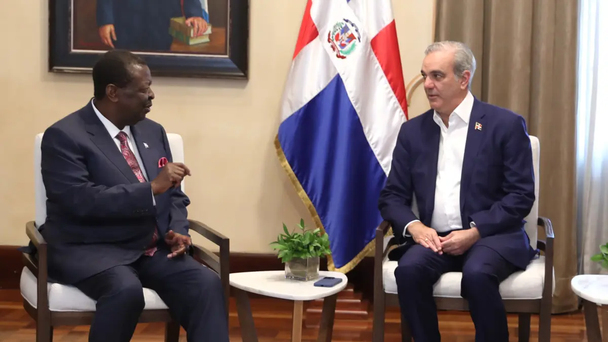 Presidente Abinader recibe al canciller y primer secretario de Kenia, Musalia Mudavadi, en el Palacio Nacional