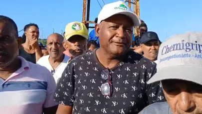 Marchan ante supuestas intenciones de sacar barcos pesqueros de la Bah&iacute;a de Luper&oacute;n