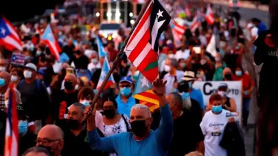 Miles de puertorrique&ntilde;os protestan contra los recortes, la corrupci&oacute;n y los apagones