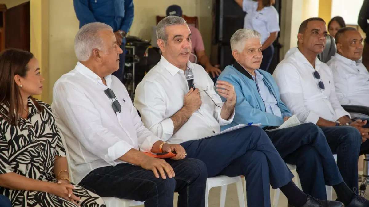 Presidente Abinader se reune con comunitarios, autoridades y alcaldes para buscar solución a zonas afectadas por las lluvias