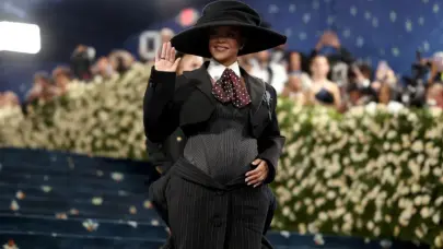 Rihanna revela su tercer embarazo durante la Met Gala